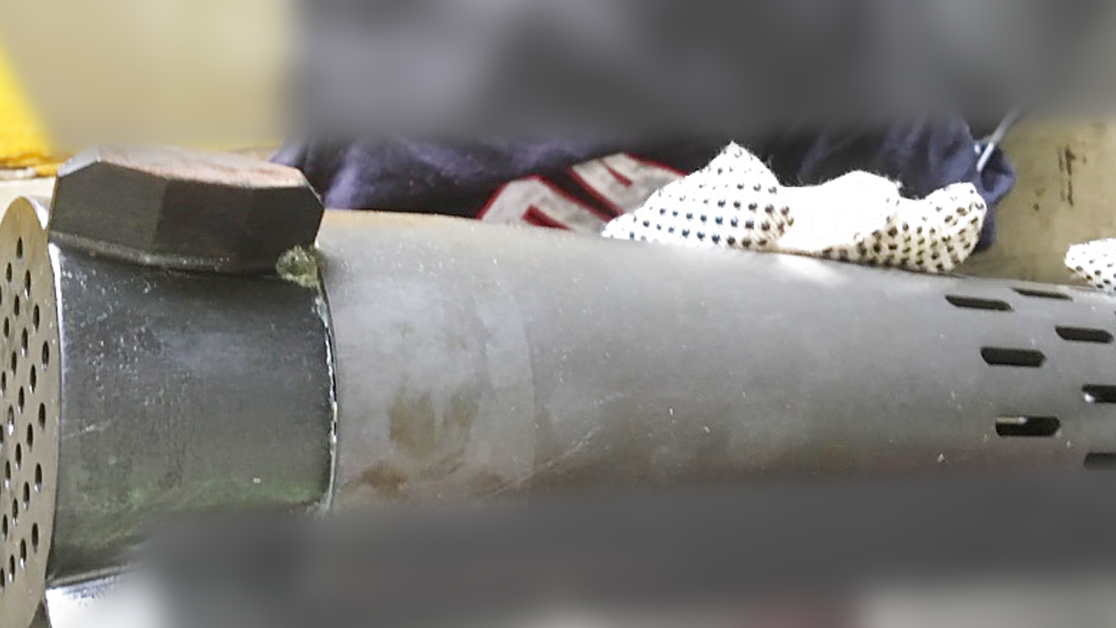 Centralizer end detail and slotted screen openings