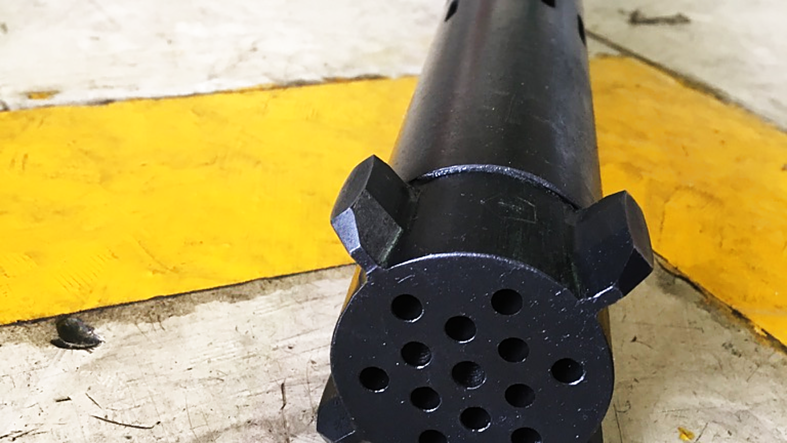 Perspective view along the centralizer end of the screen assembly